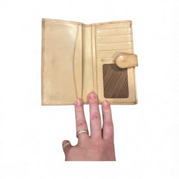 DOONEY and BOURKE Elegant Cream and Tan Women's Wallet - Picture 4 of 5